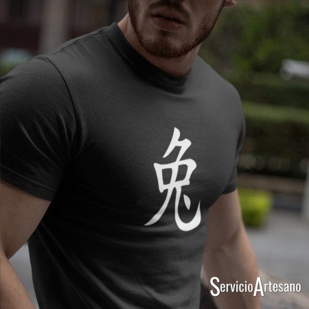 Camiseta Zodiaco Chino ‘Conejo’: Elegancia y Sensibilidad Camiseta Zodiaco Chino ‘Conejo’: Elegancia y Sensibilidad