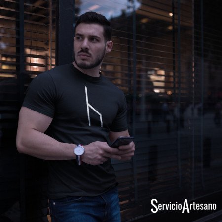 Camiseta Negra con Símbolo Rúnico "Iluminacaminos" Hombre