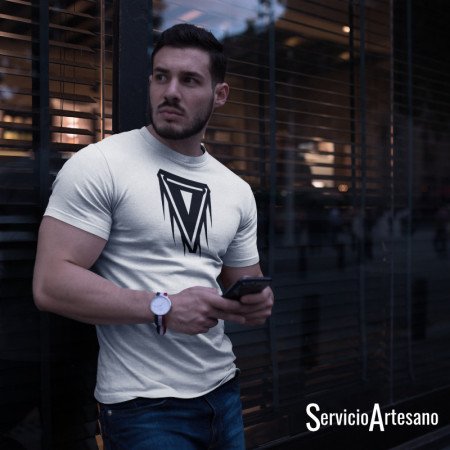 Camiseta Blanca con Insignia "Escudo de Valor" Hombre Camiseta Blanca con Insignia "Escudo de Valor" Hombre