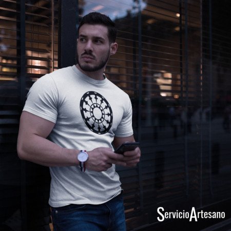 Camiseta Blanca con Insignia "Rueda del Destino" Hombre Camiseta Blanca con Insignia "Rueda del Destino" Hombre