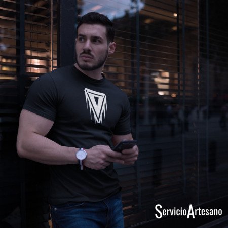 Camiseta Negra con Insignia "Escudo de Valor" Hombre