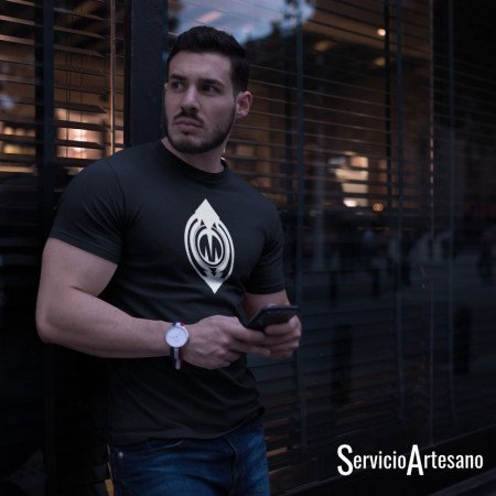 Camiseta Negra con Insignia "Ojo del Guardián" Hombre Camiseta Negra con Insignia "Ojo del Guardián" Hombre